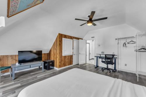 a bedroom with a bed and a desk and a ceiling fan at Stay with Jay - Mapa Suite Cleveland in Cleveland