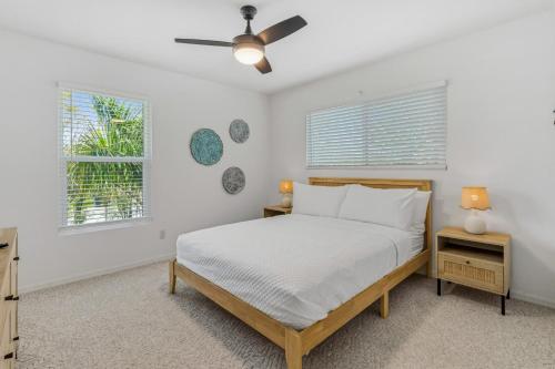 a bedroom with a bed and a ceiling fan at Seaside Rendezvous in Sanibel