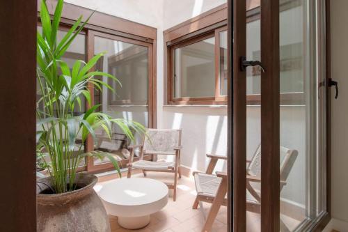 Stylish Calm Retreat - Pool - Feria Alameda Area