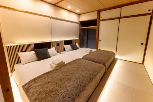 a bedroom with a large bed in a room at Darin中洲北 2F in Fukuoka