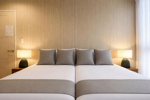 4 Bedrooms Vacation house for 8, Limousine bus to Haneda Airport, Direct bus to Disney, Free Parking available, 5-minute walk to the station , 2 toilets, 70inch TV