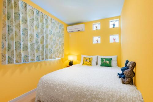 4 Bedrooms Vacation house for 8, Limousine bus to Haneda Airport, Direct bus to Disney, Free Parking available, 5-minute walk to the station , 2 toilets, 70inch TV