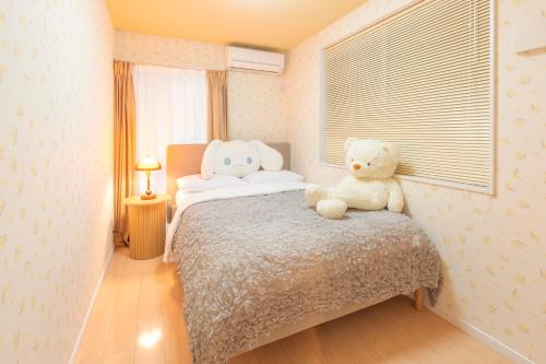 4 Bedrooms Vacation house for 8, Limousine bus to Haneda Airport, Direct bus to Disney, Free Parking available, 5-minute walk to the station , 2 toilets, 70inch TV