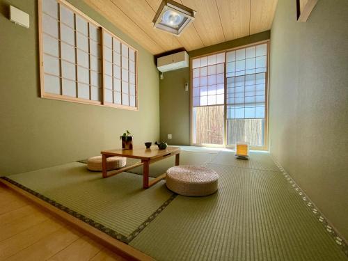 4 Bedrooms Vacation house for 8, Limousine bus to Haneda Airport, Direct bus to Disney, Free Parking available, 5-minute walk to the station , 2 toilets, 70inch TV