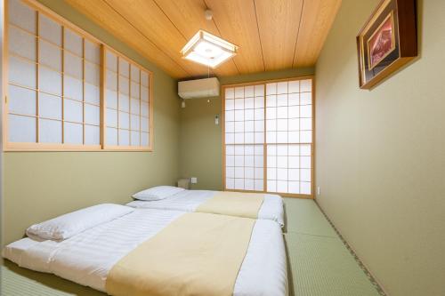 4 Bedrooms Vacation house for 8, Limousine bus to Haneda Airport, Direct bus to Disney, Free Parking available, 5-minute walk to the station , 2 toilets, 70inch TV