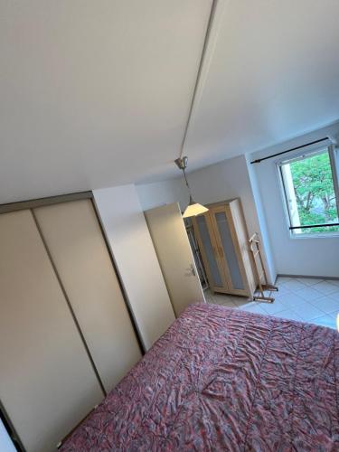 a bedroom with a bed and a window at Appart 2 ch près RER Champs sur Marne - Disneyland et Paris in Champs-sur-Marne