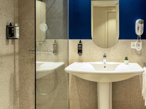 ein Badezimmer mit Waschbecken und Spiegel in der Unterkunft Ibis Styles Zaragoza Centro in Saragossa
