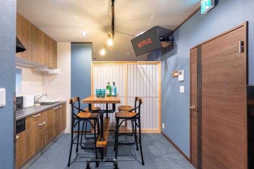 3 Bedrooms House for 6, Limousine bus to Haneda Airport, Direct bus to Disney, 2-minute walk to the station, 2 toilets, Netflix