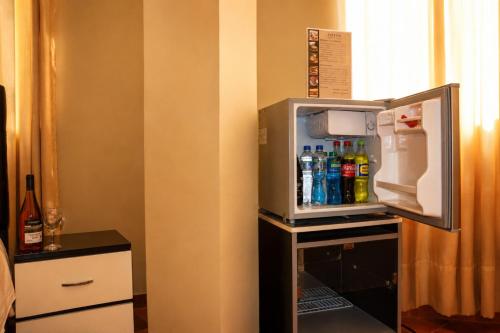a small refrigerator with its door open with drinks in it at Hotel Zackenbarsch in Huánuco