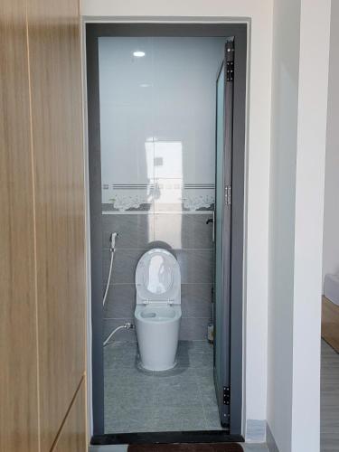 a bathroom with a toilet with the lid up at Một Eco-Lodge in Tân Phú