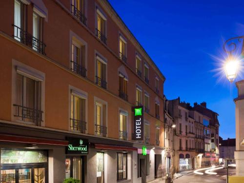 a building on a city street at night at ibis Styles Chaumont Centre Gare in Chaumont