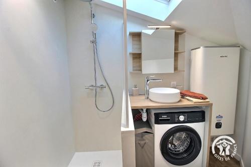 a small bathroom with a shower and a washing machine at Ty prad in Lanvellec