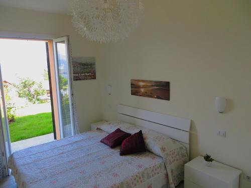 - une chambre avec un lit et une grande fenêtre dans l'établissement Asia, à Stresa
