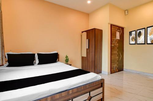 a bedroom with a large bed in a room at Hotel O Agarpara Railway Station Road Formerly Chowdhury Guest House in kolkata