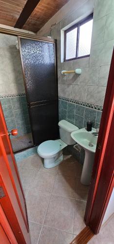 a bathroom with a toilet and a sink at Apartamento con terraza - Kalimalake in Darién
