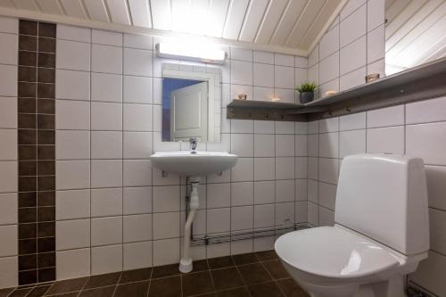 a bathroom with a toilet and a sink at Bruna Byn in Sälen