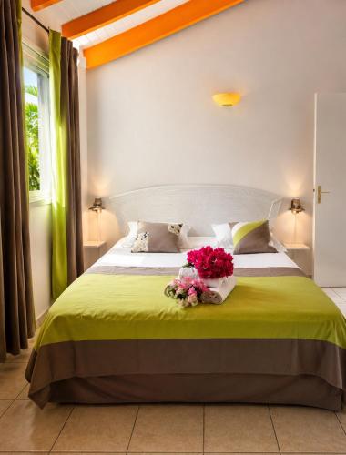 a bedroom with a bed with flowers on it at O baobab in Saint-François