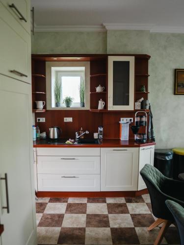a kitchen with a sink and a window at Faehrmann-s-Huus-Ditzum in Ditzum