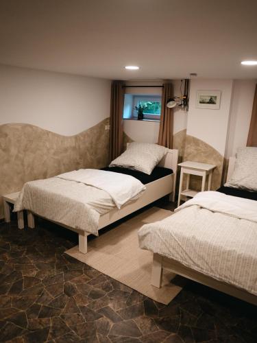 a bedroom with two beds and a window at Faehrmann-s-Huus-Ditzum in Ditzum