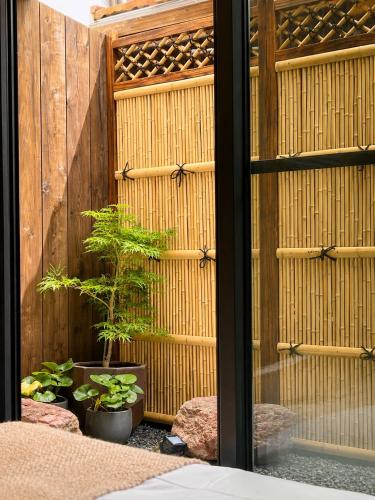 3-Min Walk to Tengachaya Entire Japanese Townhouse Direct to Namba & KIX Sleeps 8