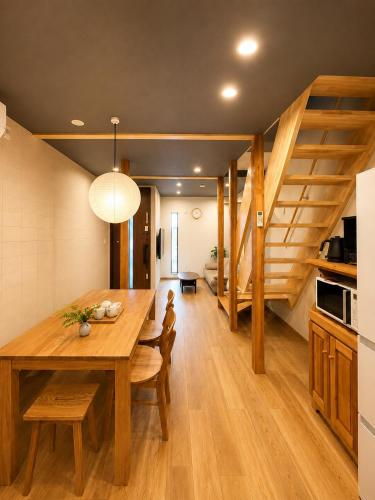 3-Min Walk to Tengachaya Entire Japanese Townhouse Direct to Namba & KIX Sleeps 8