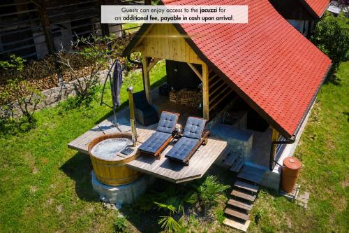 an overhead view of a house with a hot tub at Herbal Garden Resort Plahtica in Jurklošter