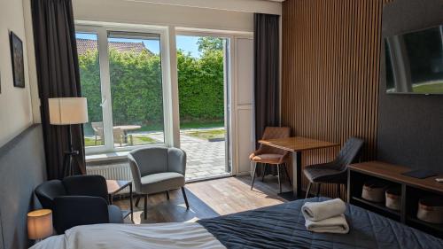 a hotel room with a bed and a large window at 11Stedenhuis in Rijs