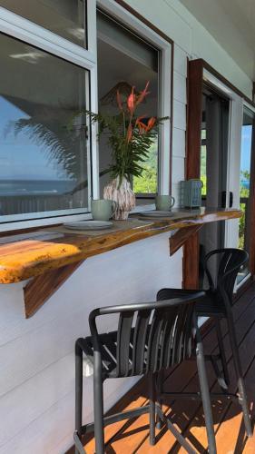a bench sitting in front of a window at Bungalow Omati in Tahateao