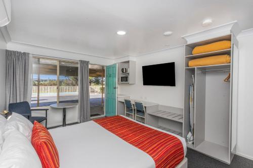 a hotel room with a bed and a desk at Econo Lodge Alabaster Motel Cowra in Cowra