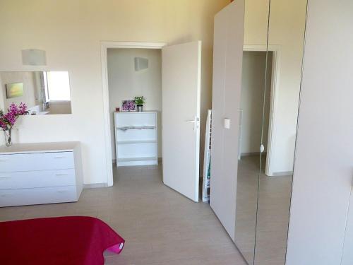 una stanza con corridoio con specchio e cassettiera di India a Stresa