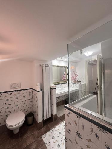 a bathroom with a toilet and a tub and a sink at Linda's Retreat B&B in Fiano Romano