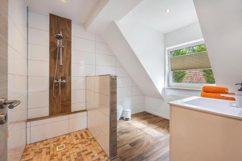 a bathroom with a shower and a sink at Ferienwohnung Seeblick in Bad Bodenteich