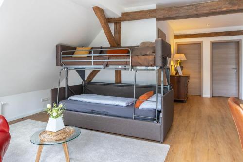 a room with two bunk beds in a room at Ferienwohnung Seeblick in Bad Bodenteich