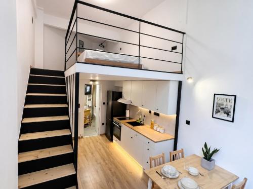 Martiou Urban Metro Loft w Private Entrance 2 min to Metro