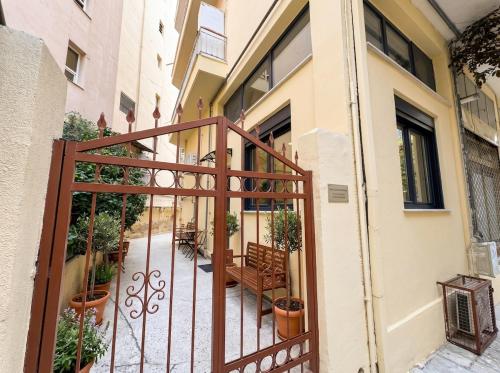Martiou Urban Metro Loft w Private Entrance 2 min to Metro
