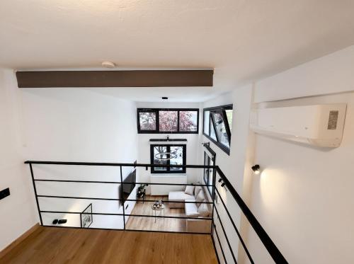 Martiou Urban Metro Loft w Private Entrance 2 min to Metro