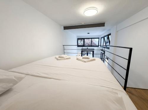 Martiou Urban Metro Loft w Private Entrance 2 min to Metro