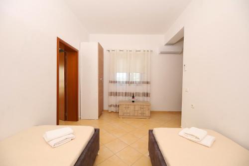 a room with two beds in a room with at Hill Suites in Vlorë