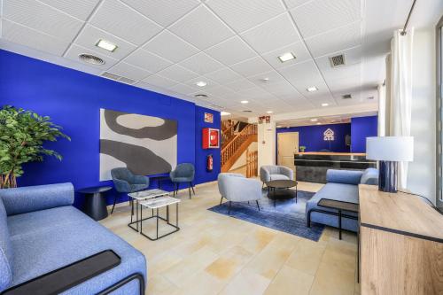 a waiting room with blue walls and chairs at UP Hotel Velilla in Velilla de San Antonio