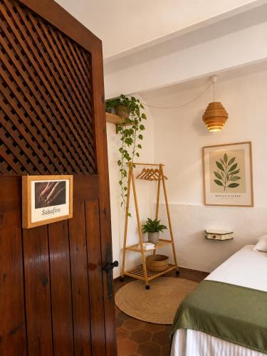 a room with a bed and a wooden door at Mas Ribas Hotel i Esdeveniments in Palamós