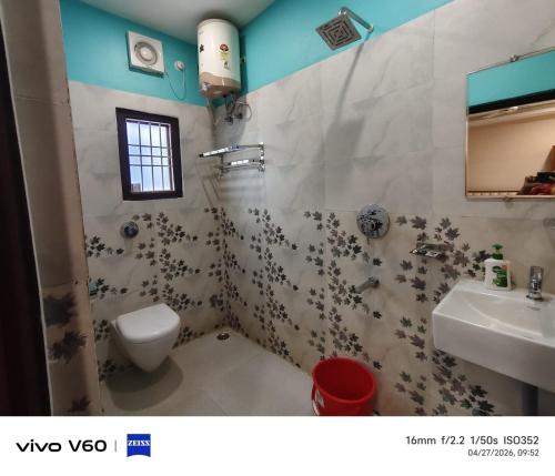a bathroom with a toilet and a sink at Hotel Raj in Letekujān