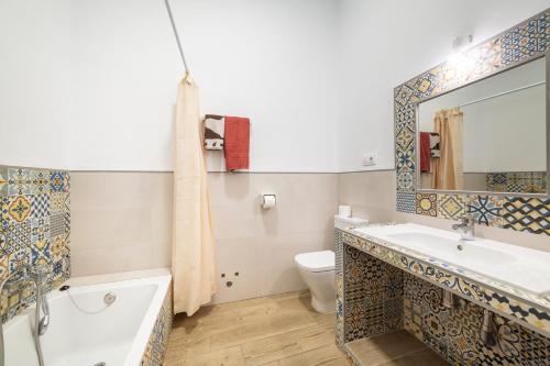 a bathroom with a tub and a sink and a toilet at Yerbaluisa in Laroya