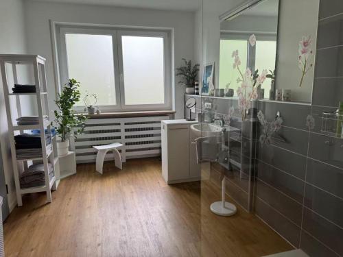 a bathroom with a sink and a mirror at Petit Fleur in Marktleuthen