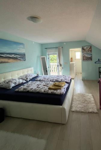a bedroom with a large bed in a room at Ferienhaus Vedran in Vir