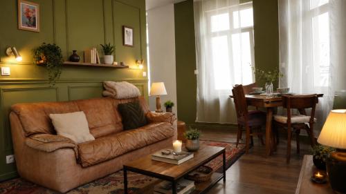 a living room with a couch and a table at Oparadi 'L'Authentique' in Wimereux