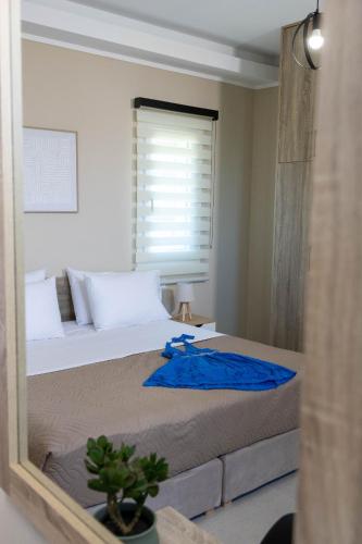 a bedroom with a bed with a mirror on it at Elaya Experience in Kamisianá