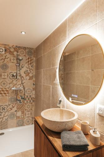 a bathroom with a sink and a mirror at Chez Gabriel et Sophie in Pérouges