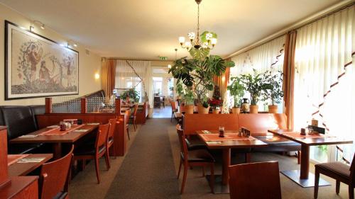 Hotel-Restaurant Axion tesisinde bir restoran veya yemek mekanı