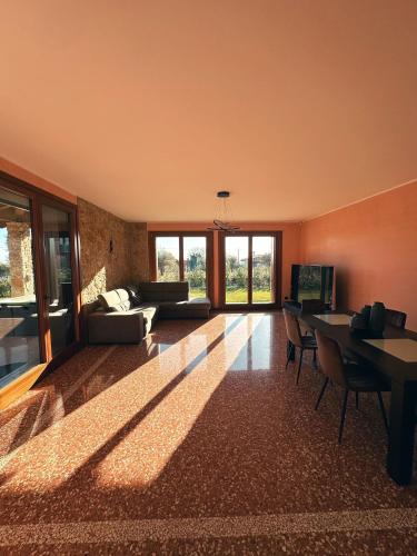 a living room with a couch and a table at Residenza Monticelli in Lavagno