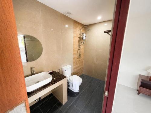 ein Badezimmer mit Badewanne, Waschbecken und Toilette in der Unterkunft Keya hotel samui in Plai Laem